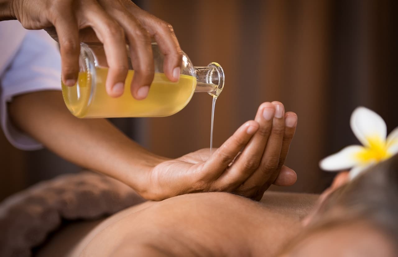 https://mindbodyoasis.co.uk/wp-content/uploads/2020/04/Aromatherapy-back-massage-colour.jpg